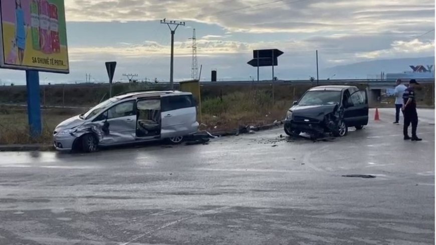 Përplasen dy automjete në Fier, Policia: Tetë të plagosur