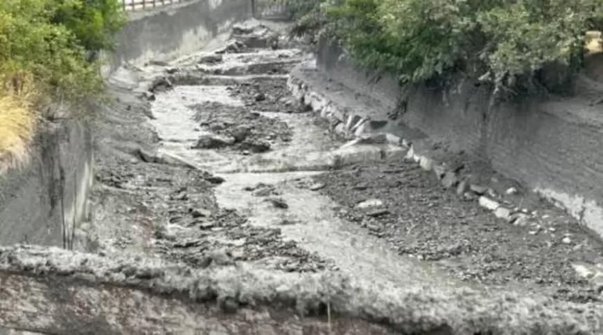 Rrëshqitja e dheut nga mali krijon një cunami balte dhe pushton zonën pranë Torinos