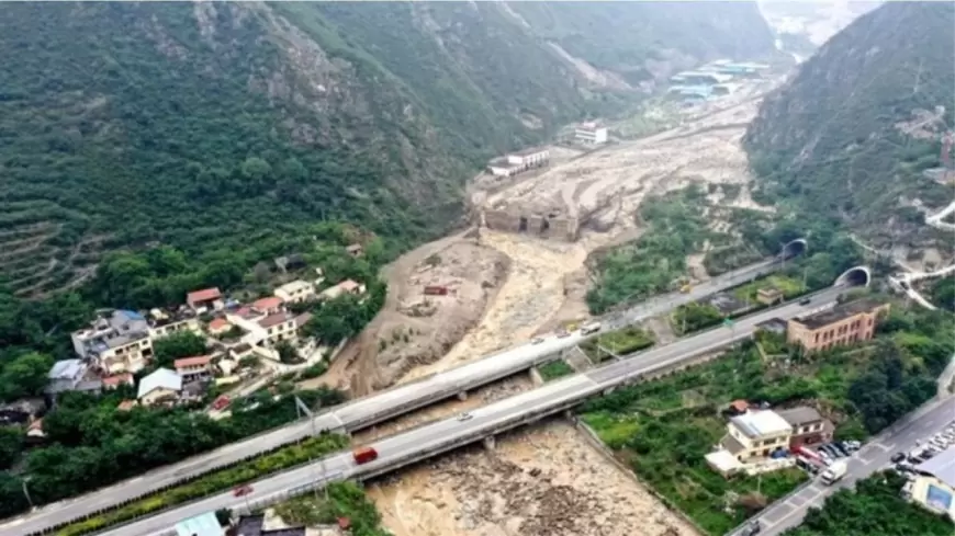 Përmbytje dhe rrëshqitje dheu në Kinë, viktima dhe të zhdukur