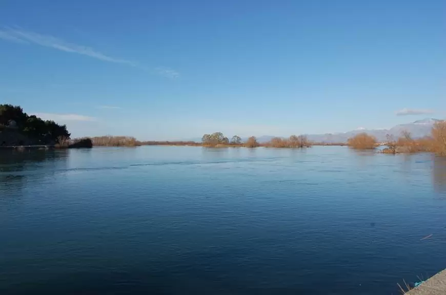 U hodh vetë për t’u mbytur/ Gjendet pas 5 orësh kërkime trupi i pajetë i 75-vjeçarit në lumin Buna