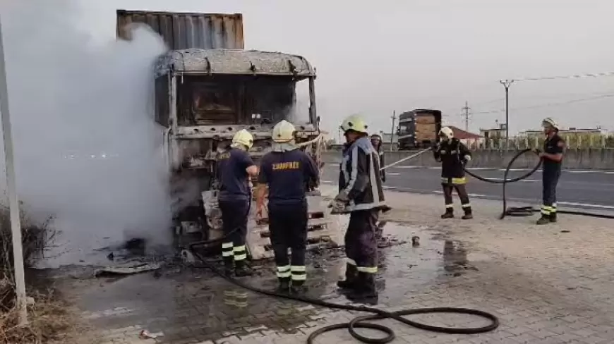 Kamioni përfshihet nga flakët vetëm disa metra larg pikës së karburantit