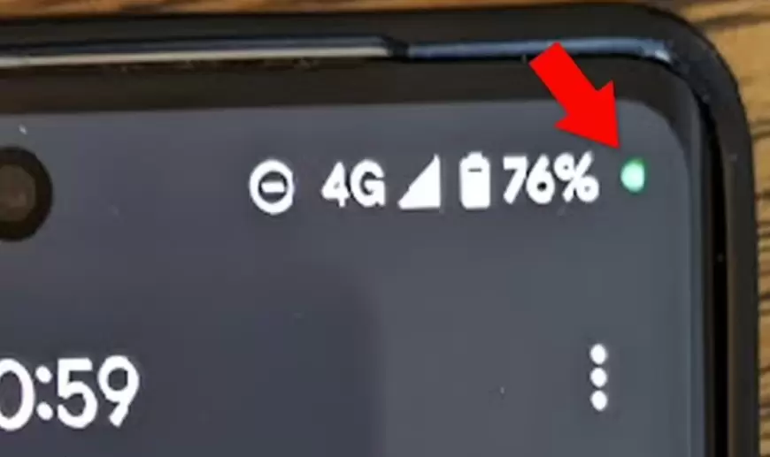 A e keni vënë re një dritë jeshile në celularin tuaj? Ja se çfarë do të thotë