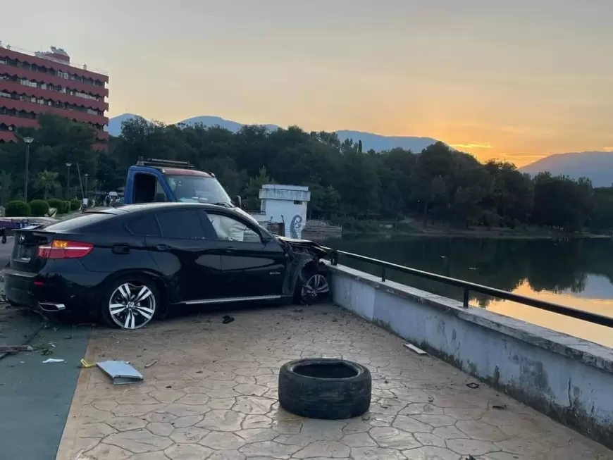 FOTO- Aksident i frikshëm/ “BMW X6” fluturon nga rruga poshtë në digën e liqenit të Tiranës