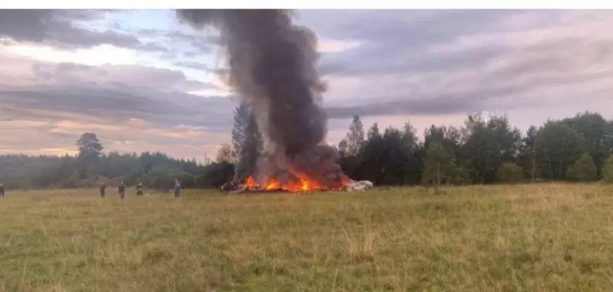 VIDEO/ Pamje nga mbetjet e avionit të rrëzuar ku humbi jetën kreu i Wagner