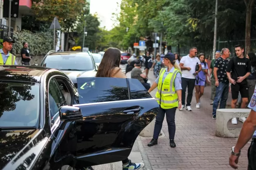 Fotot / Nis pa probleme dita e parë e shkollës në Tiranë, Policia Bashkiake dhe ajo e Shtetit ndihmon nxënësit