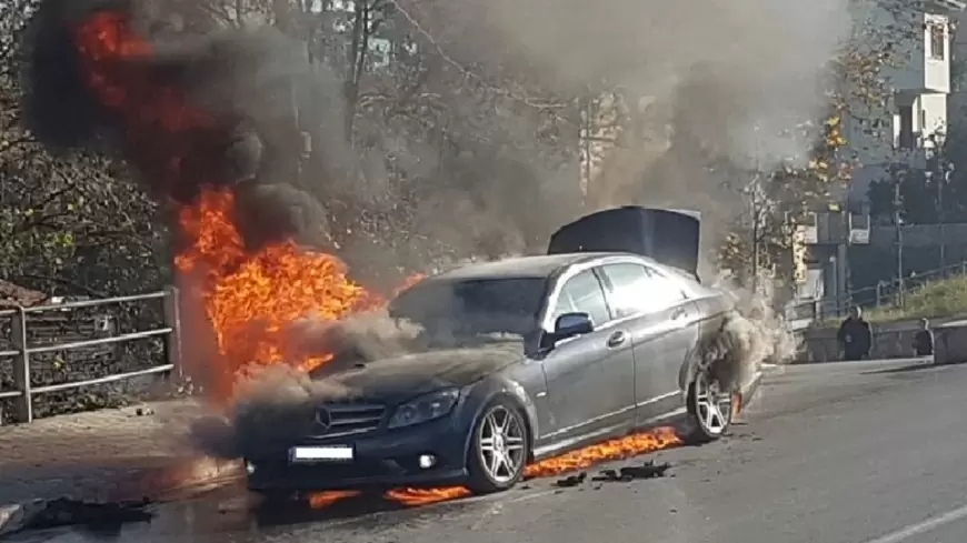 VIDEO- “Benz-i” merr flakë në ecje në Vlorë/ Zjarri djeg totalisht mjetin, policia merr në pyetje shoferin